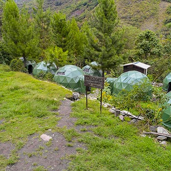 Campamento en la selva andina
