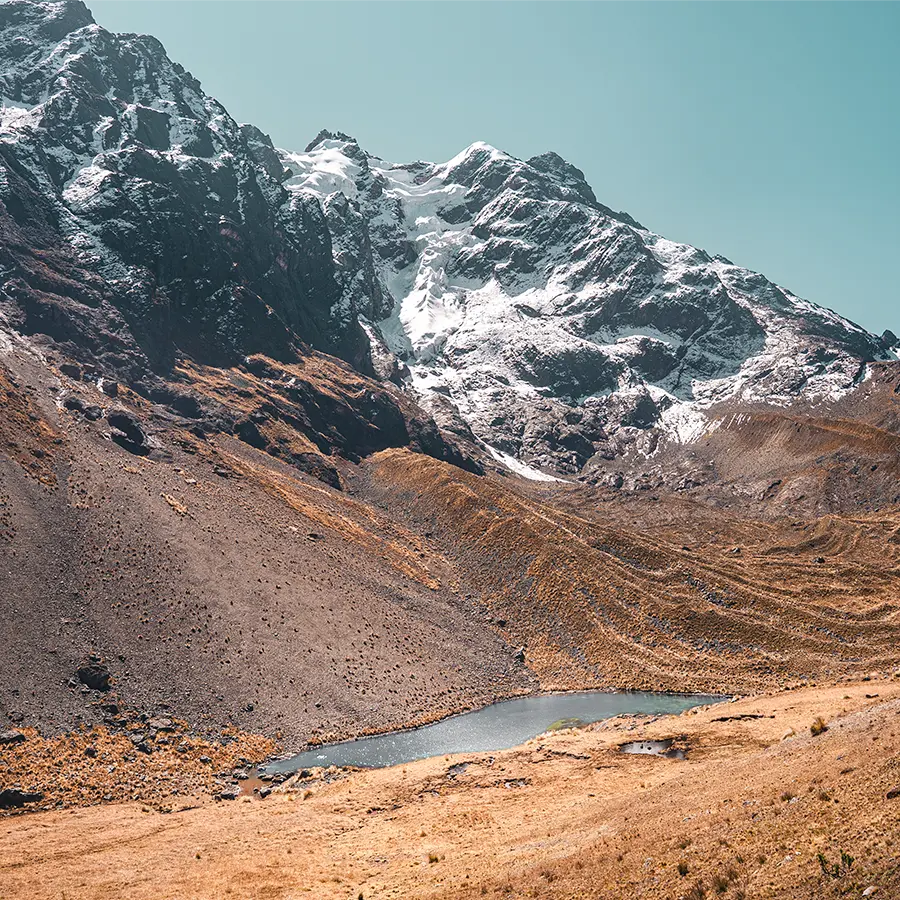 Impresionante vista de la montaña y la laguna Ancascocha