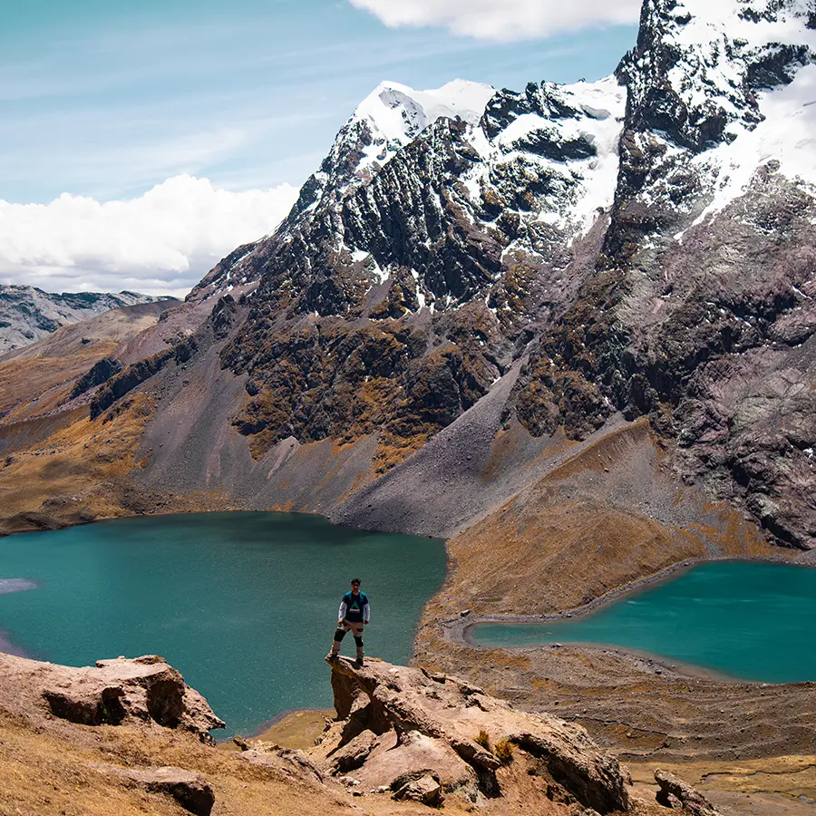 Turista impresionado frente a la majestuosa montaña Ausangate