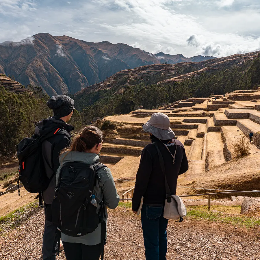 Una feliz pareja de turistas en las Salineras de Maras