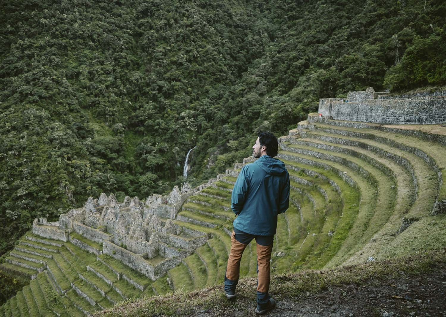 Excursionista frente a las terrazas de Wiñay Wayna en el Camino Inca