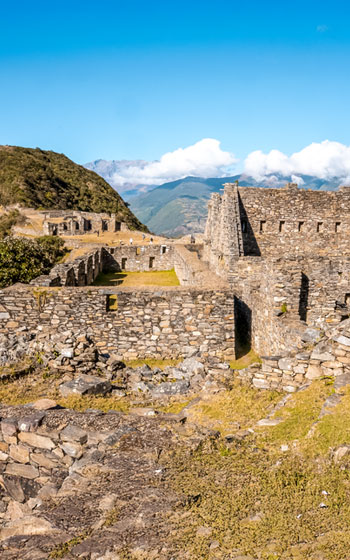 Construcciones incas de piedra bien conservadas en el sitio arqueológico de Choquequirao, reflejando la notable arquitectura andina de Perú.