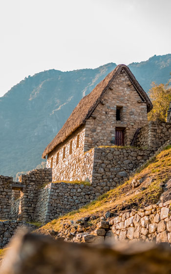 Foto panorámica de los restos arqueológicos de la ciudadela inca de Machu Picchu, mostrando sus terrazas, templos y el impresionante paisaje andino que la rodea.
