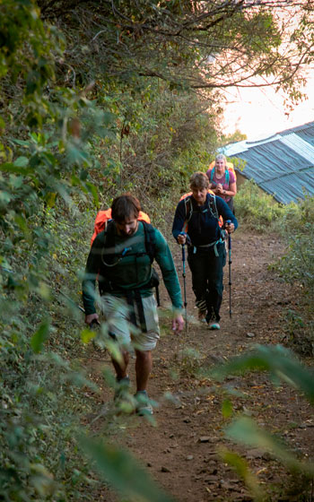 Grupo de turistas caminando por el sendero montañoso que conduce al sitio arqueológico de Choquequirao.