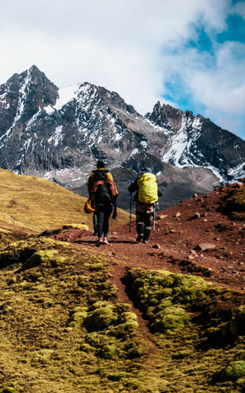 Grupo de turistas haciendo trekking en el sendero andino hacia el Paso Puka, ubicado a 5,100 msnm, en la Cordillera de los Andes.