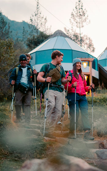Grupo de turistas disfrutando de la estancia en el Campamento Mountain Sky View, en la ruta Salkantay.