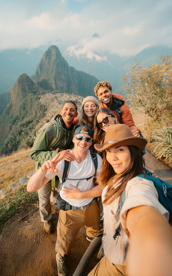Grupo de turistas visitando la Ciudadela Inca de Machu Picchu. Explorando la historia antigua y la arquitectura inca en el Perú.