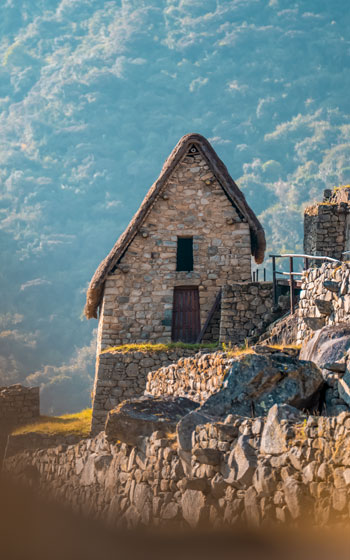 Grupo de turistas en las terrazas de la ciudadela inca de Machu Picchu, explorando sus antiguas construcciones y disfrutando del imponente paisaje andino.