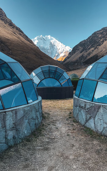 Iglús en el exclusivo Sky Camp con el imponente Nevado Salkantay de fondo. Alojamiento de lujo para la ruta de trekking Salkantay en Perú.