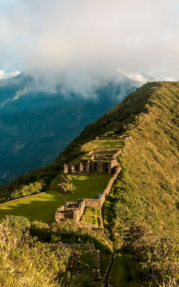 Vista panorámica del impresionante sitio arqueológico de Choquequirao, enclavado en las majestuosas montañas de los Andes de Perú.