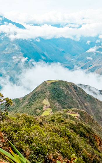 Vista panorámica del sitio arqueológico de Choquequirao, enclavado en el impresionante paisaje montañoso de los Andes.