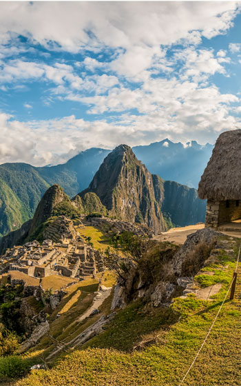 Vista panorámica de la Ciudadela Inca de Machu Picchu, mostrando las ruinas y la impresionante montaña Huayna Picchu de fondo.