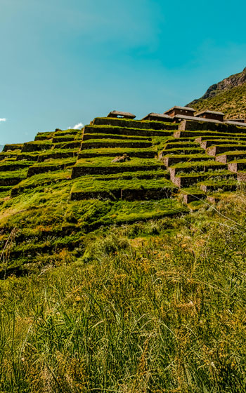 Vista panorámica del sitio arqueológico de Huchuy Qosqo, con impresionantes ruinas incas y el espectacular paisaje del Valle Sagrado de Perú.