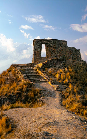 Vista panorámica de la Puerta del Sol (Intipunku) en la Ruta de la Cantera Inca. Antiguos caminos incas y paisaje montañoso impresionante en Perú.