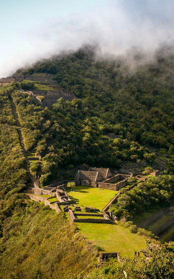Vista panorámica de la Plaza Principal y las estructuras incas del sitio arqueológico de Choquequirao.