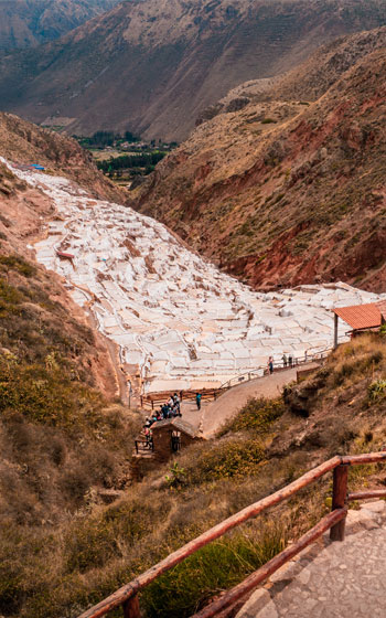 Vista panorámica de las famosas Salineras de Maras, mostrando los miles de pozos de sal en el Valle Sagrado de Perú.
