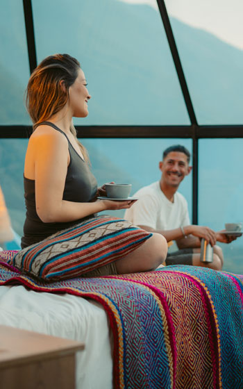 Pareja de turistas disfrutando de su estancia en el exclusivo Campamento Mountain Sky View, a lo largo de la ruta Salkantay.