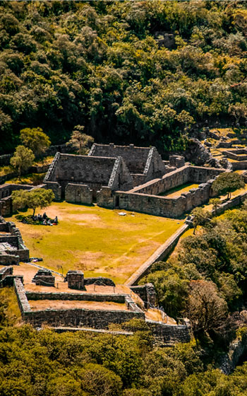 Vista panorámica de la Plaza Principal de Choquequirao, destacando edificios incas bien conservados y el impresionante paisaje andino.