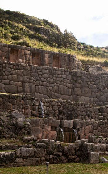 Sitio arqueológico de Tambomachay, cerca de Cusco, famoso por sus fuentes ceremoniales de agua y mampostería Inca finamente tallada.
