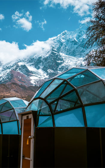 Alojamiento exclusivo Sky Camp junto a la Montaña Humantay. Glamping de lujo con vistas al Nevado Salkantay en la ruta de trekking de Perú.