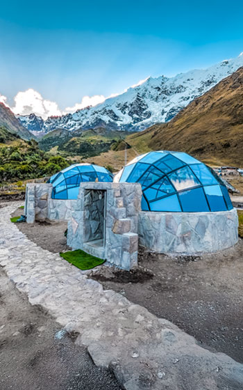 Campamento Sky Camp frente a la montaña sagrada de Humantay, ofreciendo una vista impresionante del nevado y el paisaje andino que lo rodea.