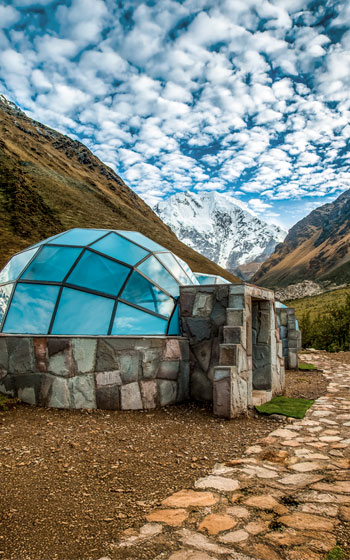 Alojamiento glamping Sky Camp en Soraypampa, con la majestuosa montaña sagrada Salkantay de fondo, en la Ruta Salkantay.