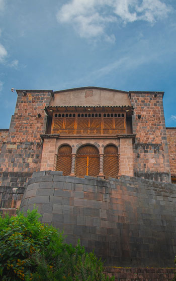 Vista del Templo de Qoricancha en Cusco, uno de los recintos más sagrados del Imperio Inca, destacado por su arquitectura ancestral y muros de piedra perfectamente tallados.