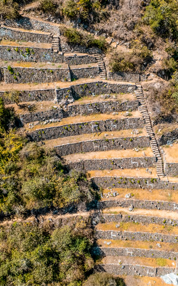 Vista de las famosas terrazas de Choquequirao, conocidas como la 'Zona de las Llamas' por las figuras incisas de camélidos.