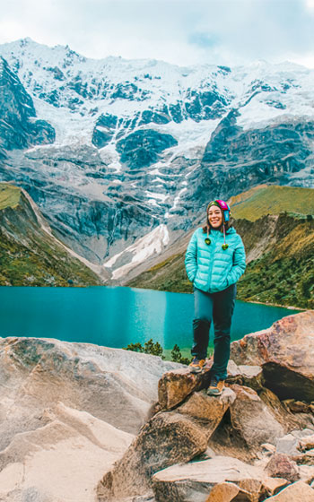 Turista frente a la montaña Humantay y su lago turquesa