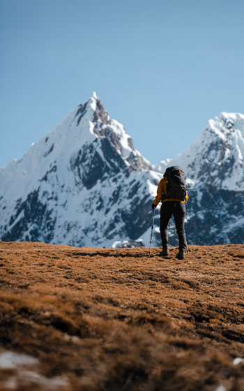 Turista caminando por el impresionante paisaje de alta montaña en la ruta de trekking Ausangate. Sendero andino de Perú.