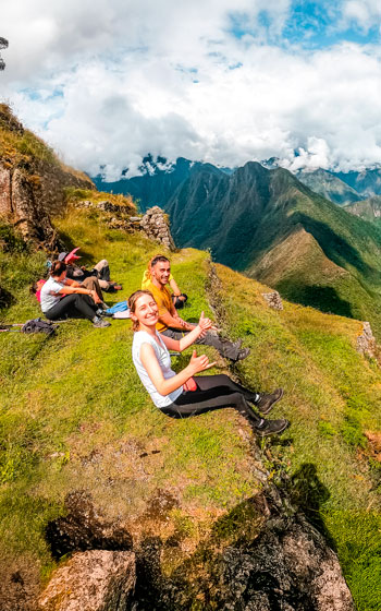 Grupo de turistas descansando en el sitio arqueológico de Intipata, un mirador clave en la ruta del Camino Inca.