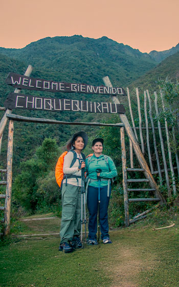 Grupo de turistas en la entrada del camino que conduce al sitio arqueológico de Choquequirao, listos para el trekking.