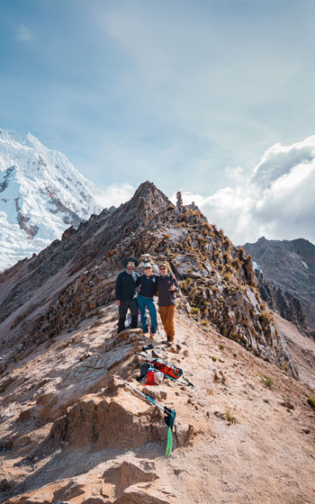 Grupo de turistas celebrando en el Paso Incachiriaska, la cumbre del trekking a más de 5,100 metros sobre el nivel del mar.