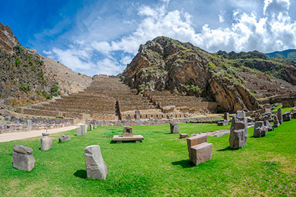 Vista privilegiada del sitio arqueologico de Ollantaytambo en el Valle Sagrado de los Incas