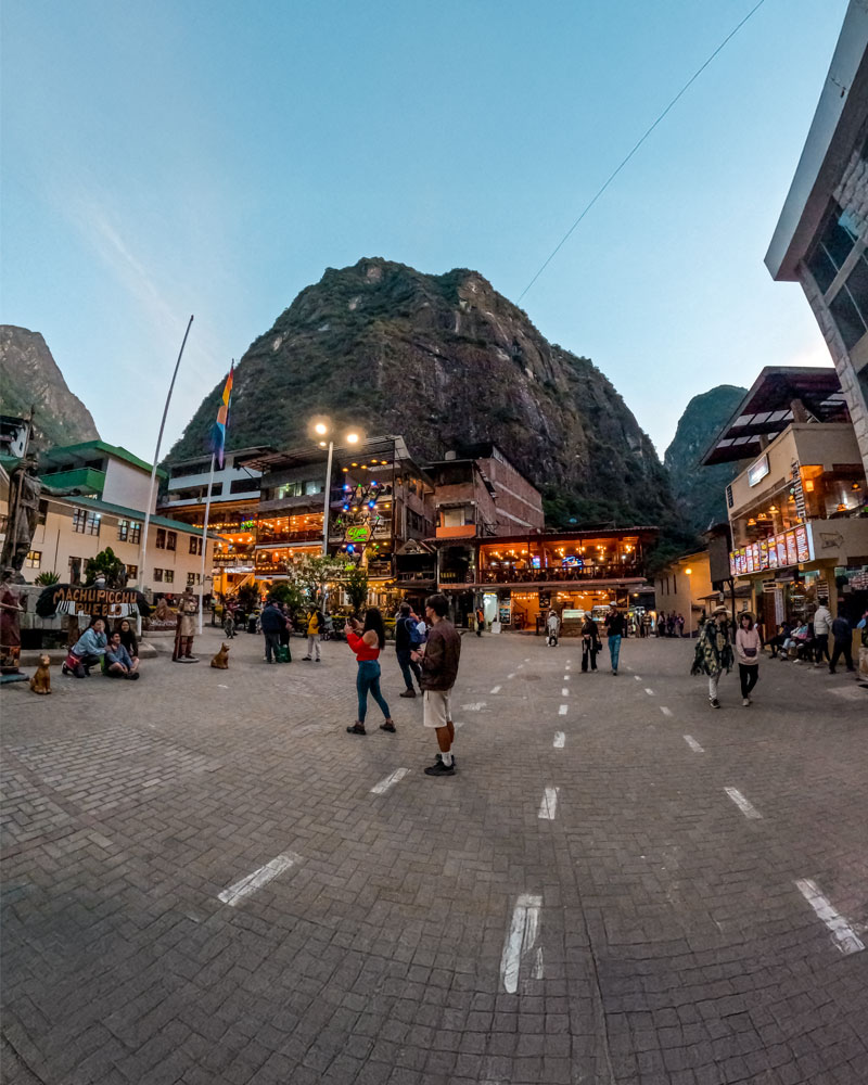 Vista panorámica de la localidad de Aguas Calientes, también conocida como Machu Picchu Pueblo, rodeada de montañas envueltas en niebla.