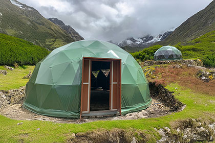 Campamento Mountain Domes en Soraypampa frente a los nevados Salkantay y Humantay