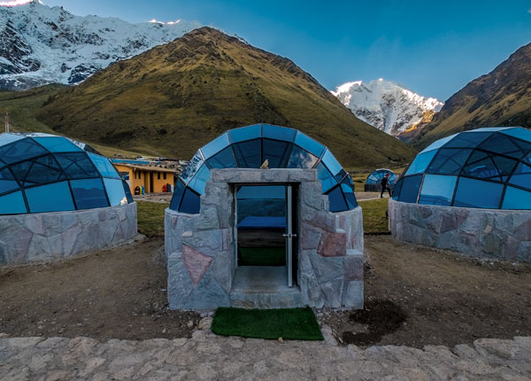 El exclusivo campamento Sky Camp en Soraypampa ofrece impresionantes vistas de las montañas Salkantay y Humantay, brindando una experiencia de glamping única rodeada de los majestuosos Andes peruanos.