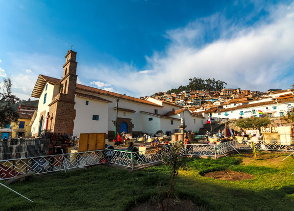 Vista panorámica de la Plaza San Blas en Cusco, destacando su encantadora arquitectura colonial y el vibrante ambiente andino. Foto por @romer_fotografia.