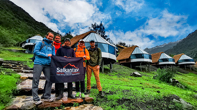 Glamping en Collpapampa, un campamento de lujo durante la caminata Salkantay a Machu Picchu, disfrutando de comodidad, paisajes impresionantes y la majestuosidad de los Andes peruanos.