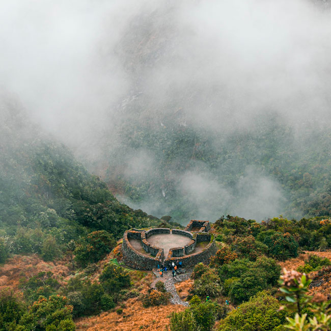 Increíble vista del sitio arqueológico de Runkurakay, ubicado en la ruta hacia el Santuario Inca de Machu Picchu, rodeado de impresionantes paisajes andinos.