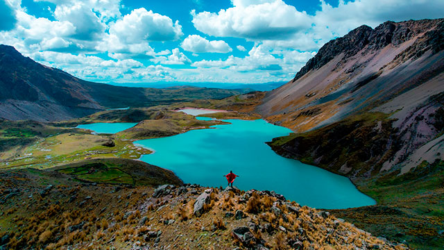 Vista panorámica del impresionante paisaje de las 7 Lagunas, un maravilloso tour que muestra la belleza natural de los Andes y sus vibrantes colores.
