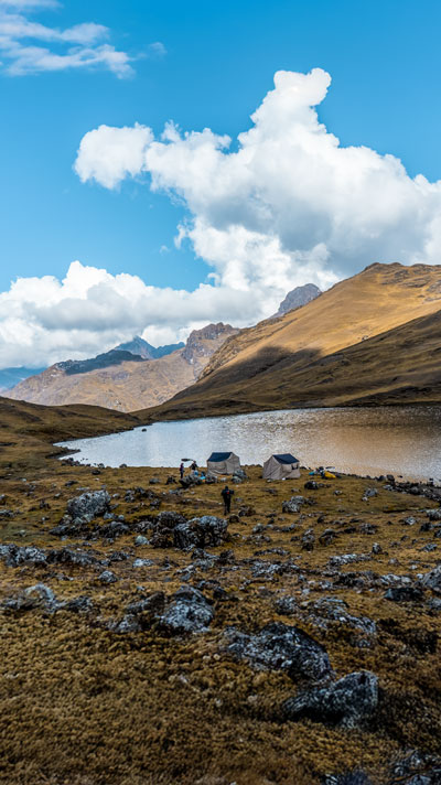 Vista panorámica de un campamento junto a una laguna en la cordillera de los Andes de Lares en Perú