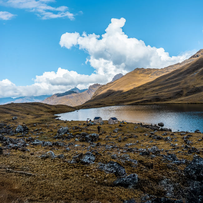 Vista panorámica de un campamento junto a una laguna en la cordillera de los Andes de Lares en Perú