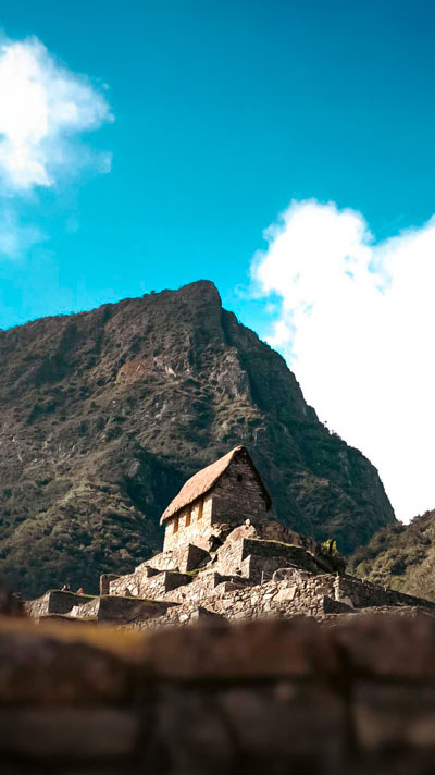 La Casa del Guardián, parte del increíble complejo arqueológico de la ciudadela de Machu Picchu, destacando la arquitectura inca y los majestuosos paisajes andinos que la rodean.