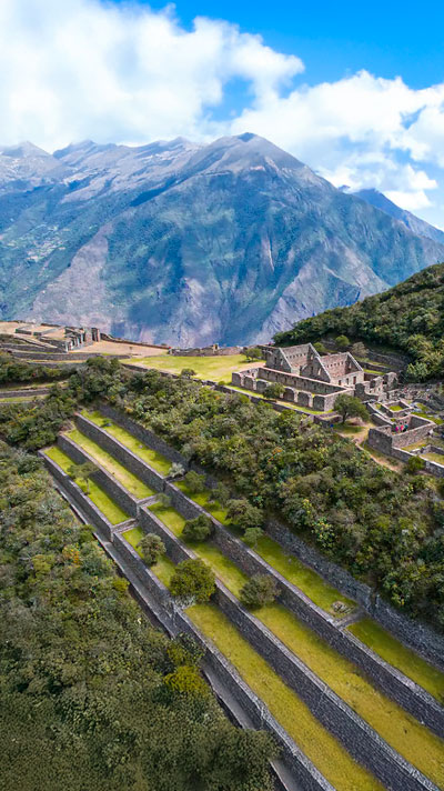 Vista panorámica de Choquequirao, mostrando sus antiguas calles, escaleras y terrazas aún cubiertas por abundante vegetación, resaltando la impresionante arquitectura inca y los paisajes andinos que la rodean.