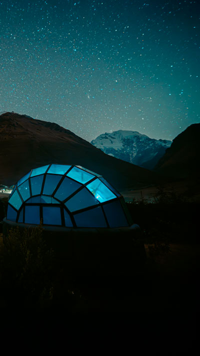 Contemplando el cielo estrellado y las montañas Salkantay y Humantay desde el campamento privado Sky Camp en Soraypampa, rodeado de los majestuosos Andes peruanos y la tranquilidad del altiplano.