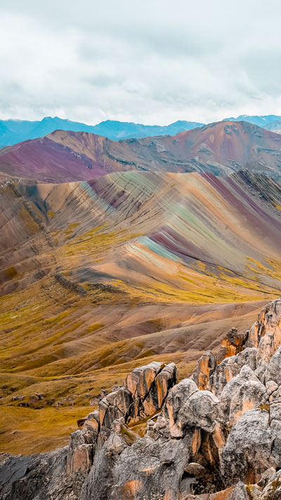 Excursión de un día a la impresionante Montaña de Colores Palccoyo en Perú, disfrutando de paisajes vibrantes, aire puro de los Andes y una experiencia única en la naturaleza andina.