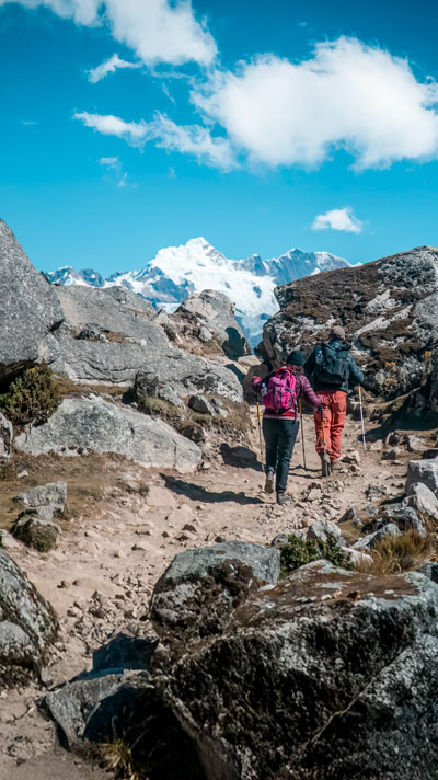 Grupo de turistas realizando la desafiante caminata a la montaña sagrada de Salkantay y Machu Picchu, disfrutando de paisajes espectaculares y la majestuosidad de los Andes peruanos.