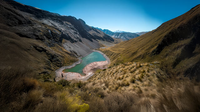 Vista panorámica del Glaciar Huayanay y la Laguna Ancascocha, rodeados de majestuosos paisajes altoandinos en los Andes peruanos.
