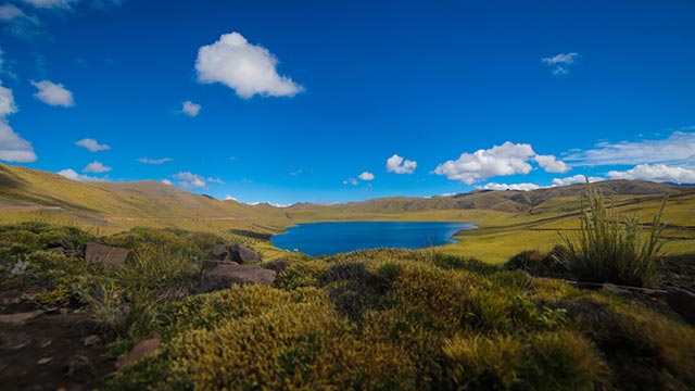 Laguna Qoriqocha o Qoricocha, el espejo en los Andes que refleja el cielo azul durante nuestra caminata a Huchuy Qosqo